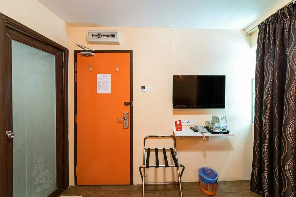 OYO 137 1st Centro Hotel