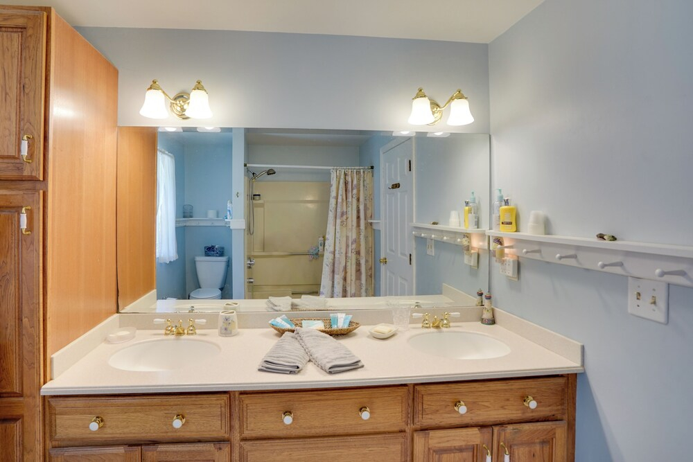 Pittsfield Home w/ Deck - 12 Mi to Jiminy Peak!