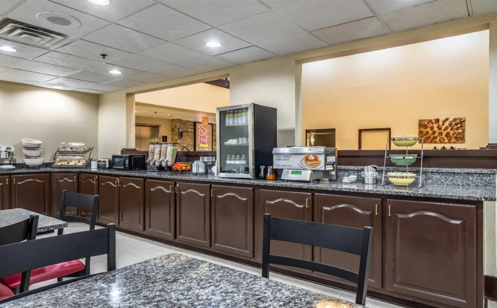 Red Roof PLUS+ & Suites Atlanta Airport South