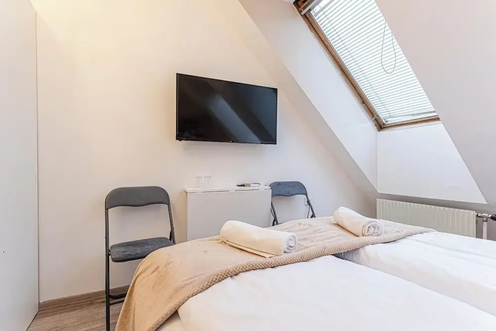 Stunning 12BR Floor For 24 People