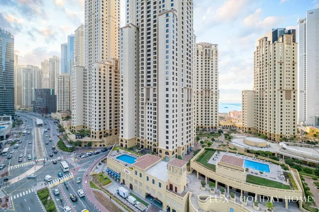 LUX Contemporary Suite with Full Marina View 6