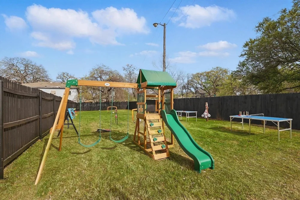 Modern 4BR 2BA Home With Hot Tub-grill & Huge Yard