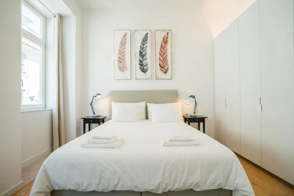 Spacious and Bright Apartment in Cais Sodre