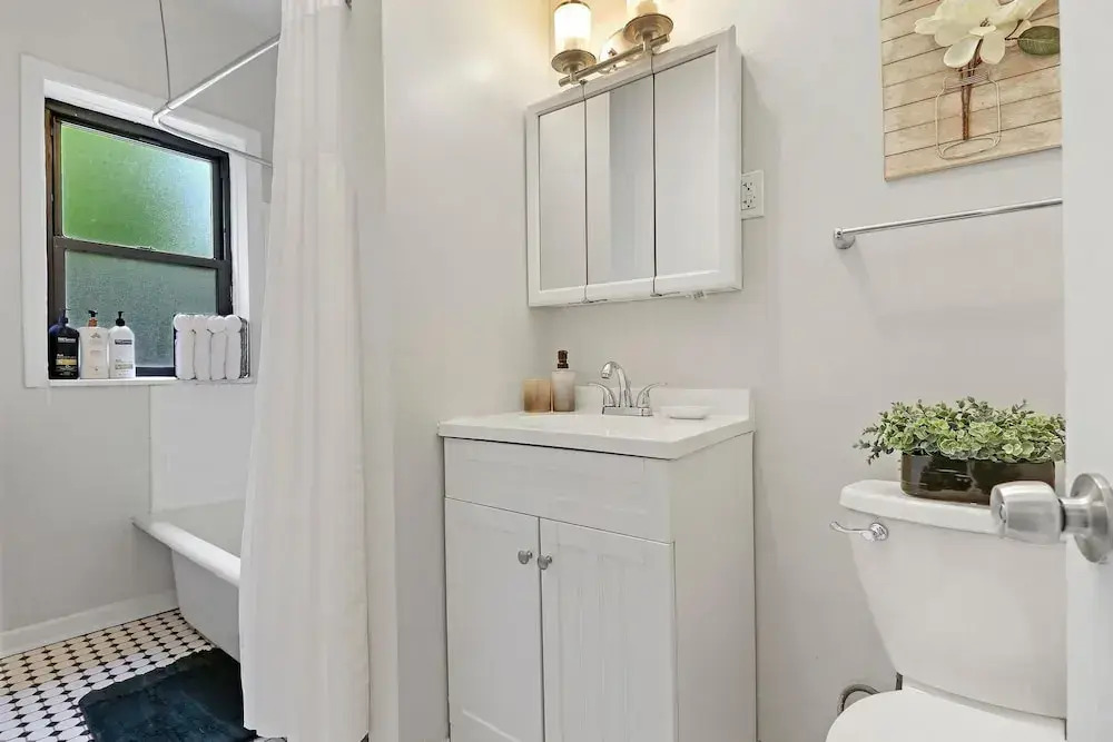 Spacious 2BR Near Dining - Touhy 1S