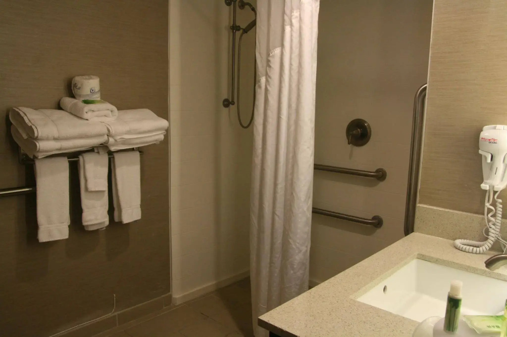 Holiday Inn Express & Suites San Antonio Medical - Six Flags by IHG