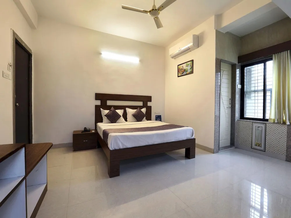 OYO 12810 Hotel Iris