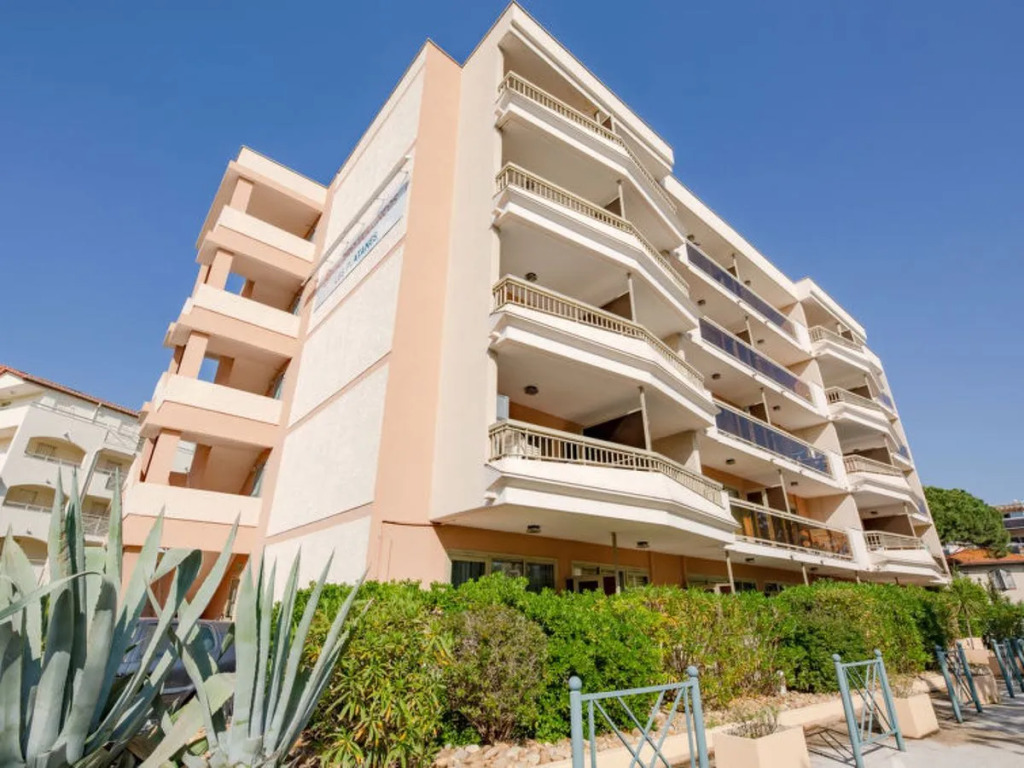 Les Platanes 26287