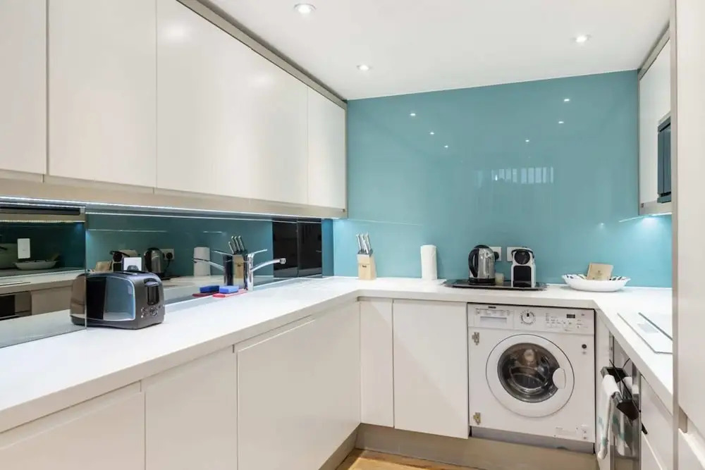 Bright & Beautiful Two Bedroom Apartment, Sleeps 4
