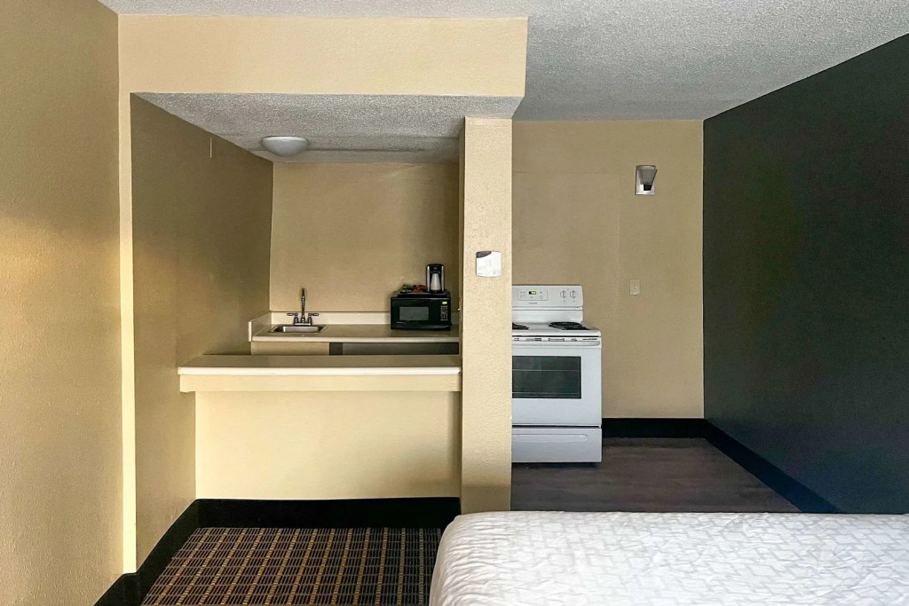 Days Inn & Suites by Wyndham Norton Shores Muskegon