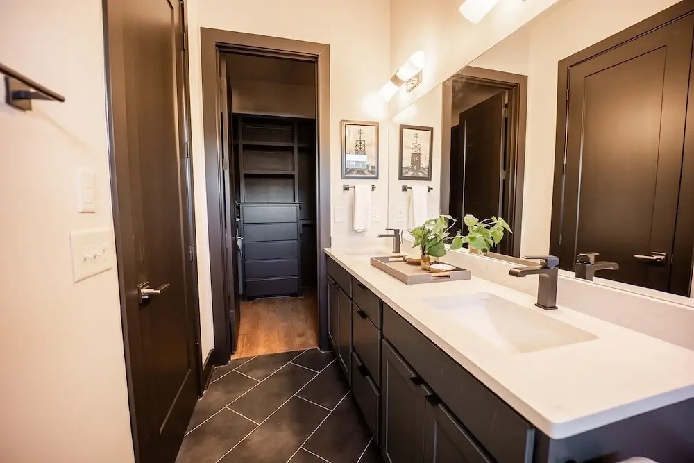 Heart of Gulch - 4 Min to Broadway - Designer Home