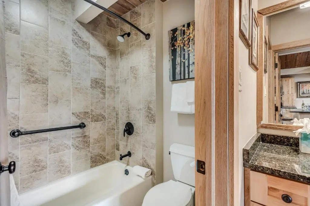 Laurelwood Condominiums Studio Premier Unit 309
