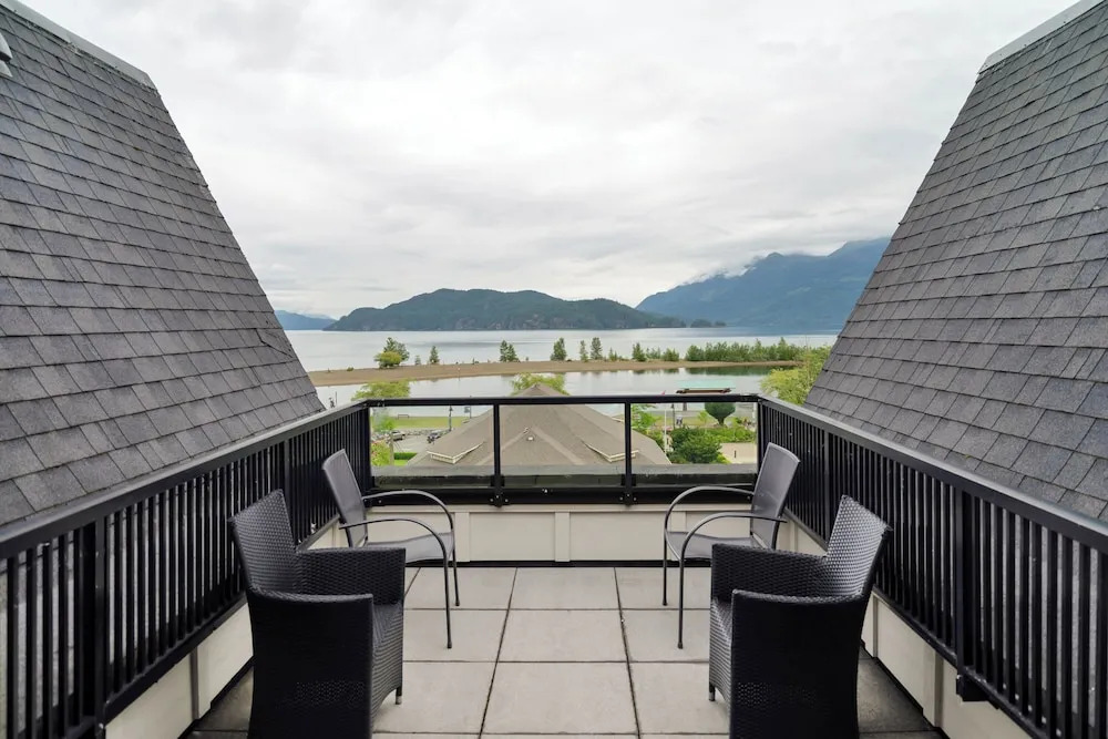 Lakefront Lux 2BR Symphony Of Comfort
