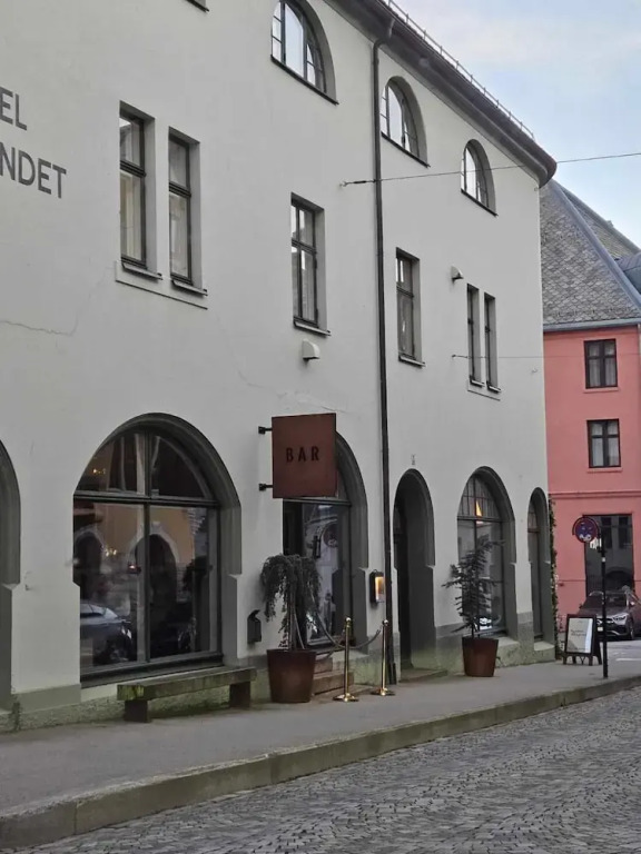 In the Heart of Brosundet! Fully Equipped 3 Bed Room Ap