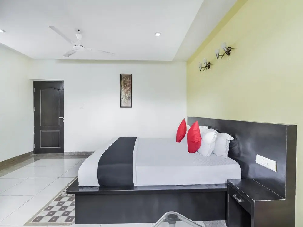 Capital O 38083 Grand Metro Hotel