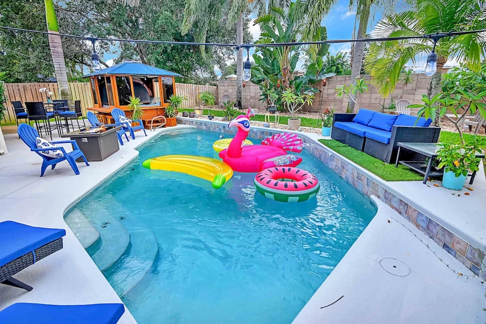 Urban Oasis W/hot Tub, Heated Pool And Private Movie Theater 2 Bedroom Home by RedAwning