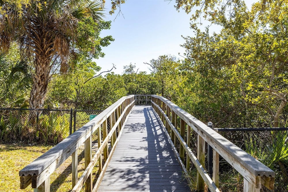 Heated Pool Hot tub Close to Beach Pet Friendly