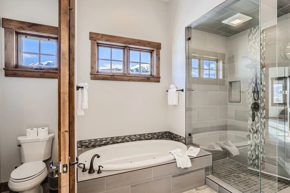 Mountain Oasis Dreams, 7 bedroom home with Hot tub, New listing! 8 Home by RedAwning