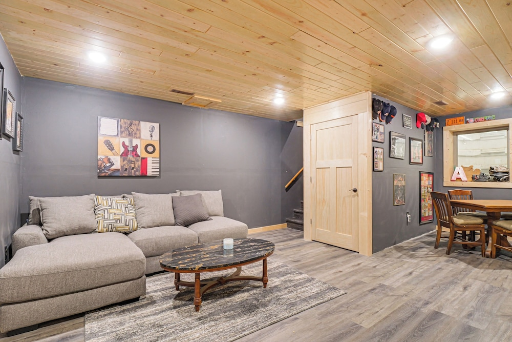 Northwoods Escape: Lakeside Retreat w/ Deck