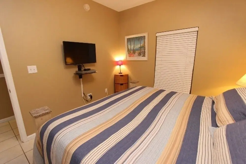 Majestic Sun 608A - 1 Br condo by RedAwning