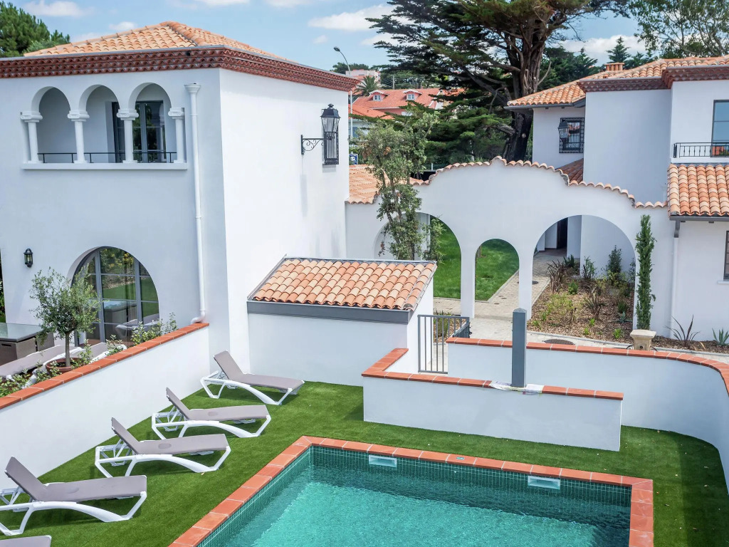Beautiful villa with terrace in the surfing town of Biarritz