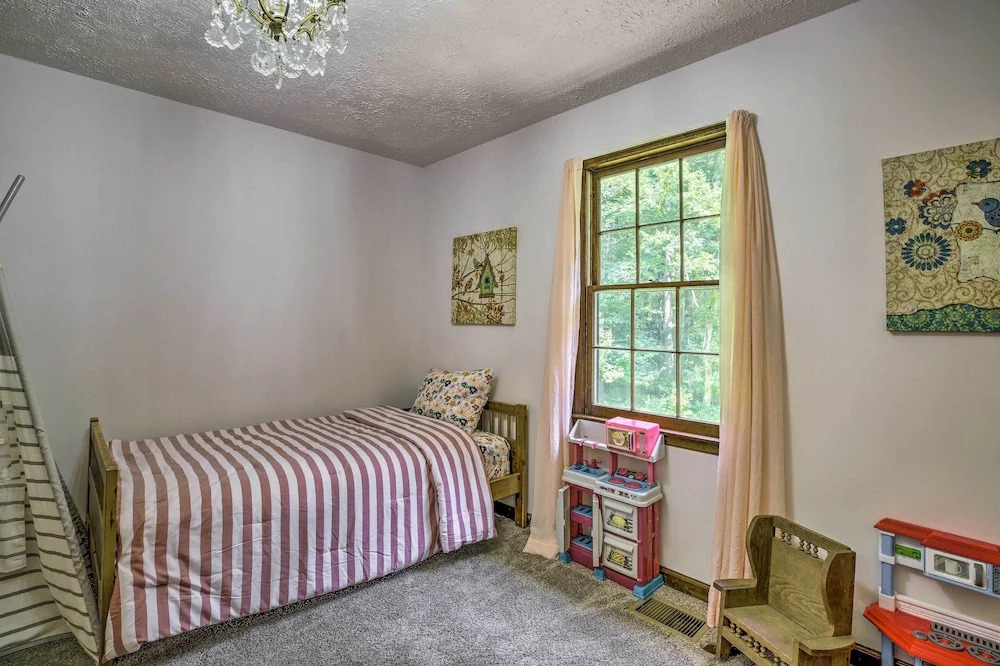 Quiet Home w/ Fire Pit - 1 Mi to Downtown Acworth!