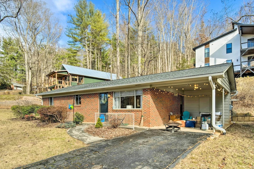 Arden Bungalow w/ Fire Pit: Near Lake Julian Park
