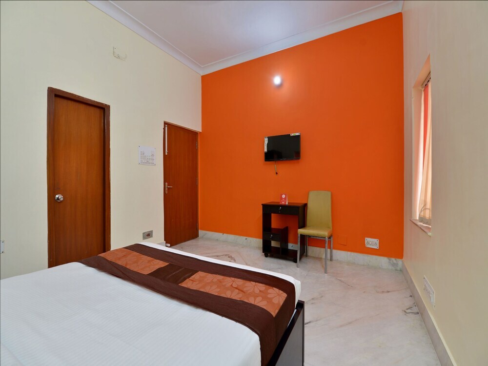 OYO 12210 Comfort N Cozy