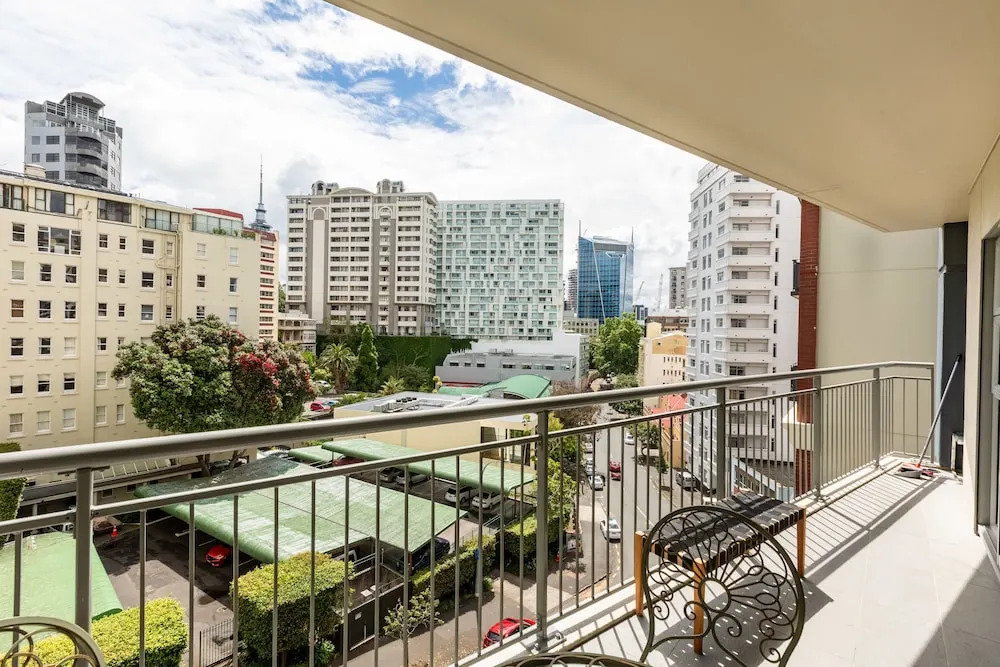 Cosy Two Bedroom in CBD with Pool
