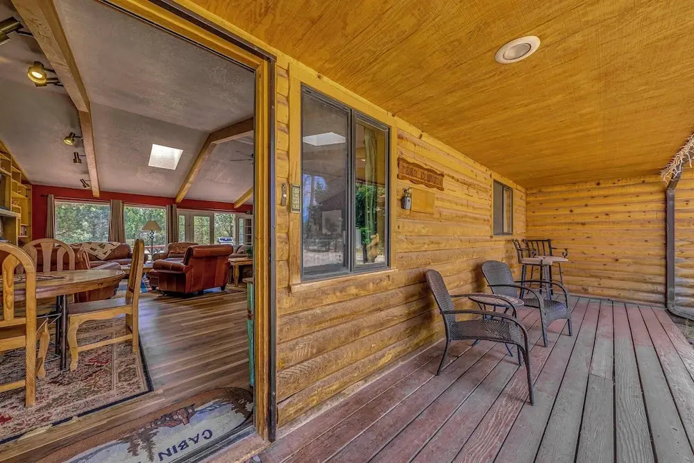 Hot Tub, Deck & Fireplace at Rustic Alto Cabin!