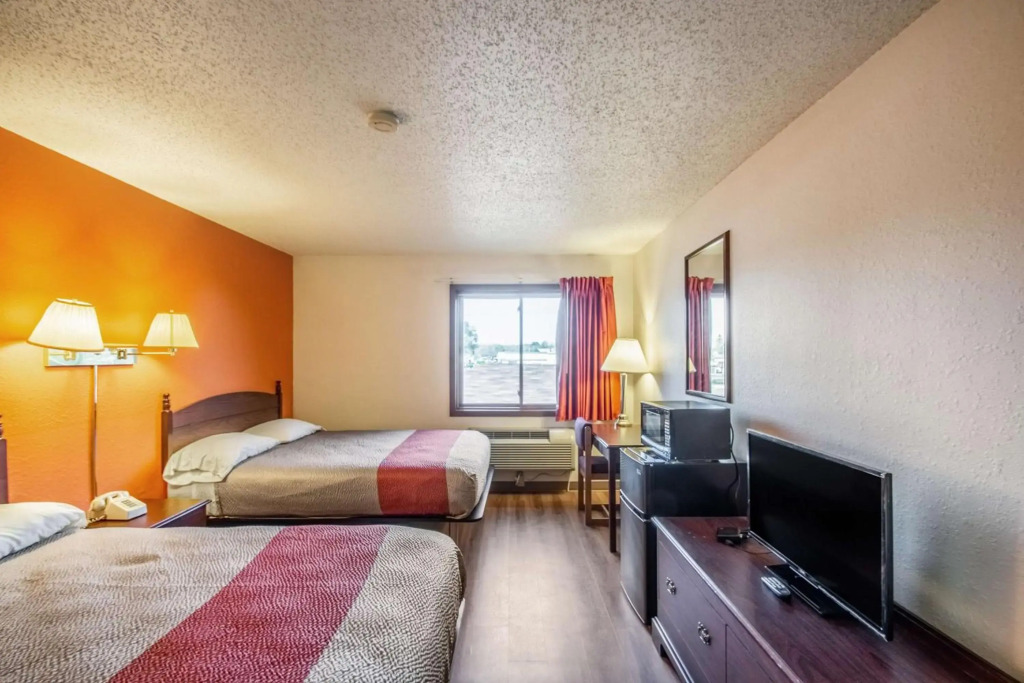 Motel 6 Saukville, WI
