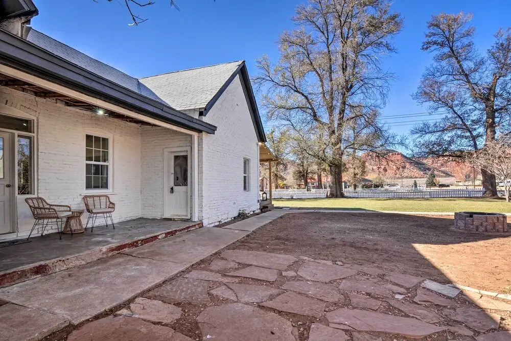 Modern Kanab Home: Fire Pit, Red Rock Views