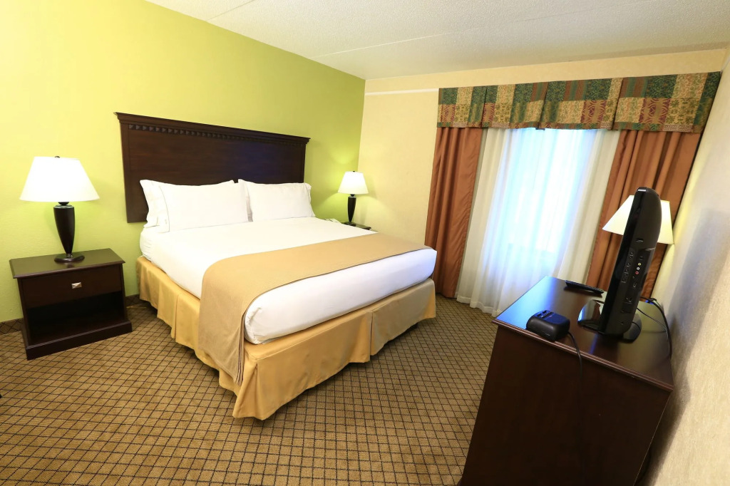 Holiday Inn Express Grand Rapids Airport North by IHG