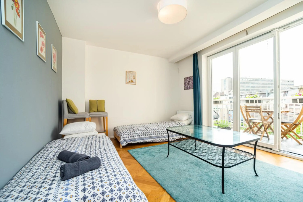 Central, Spacious, Modern 5 Bedrm duplex w/Balcony