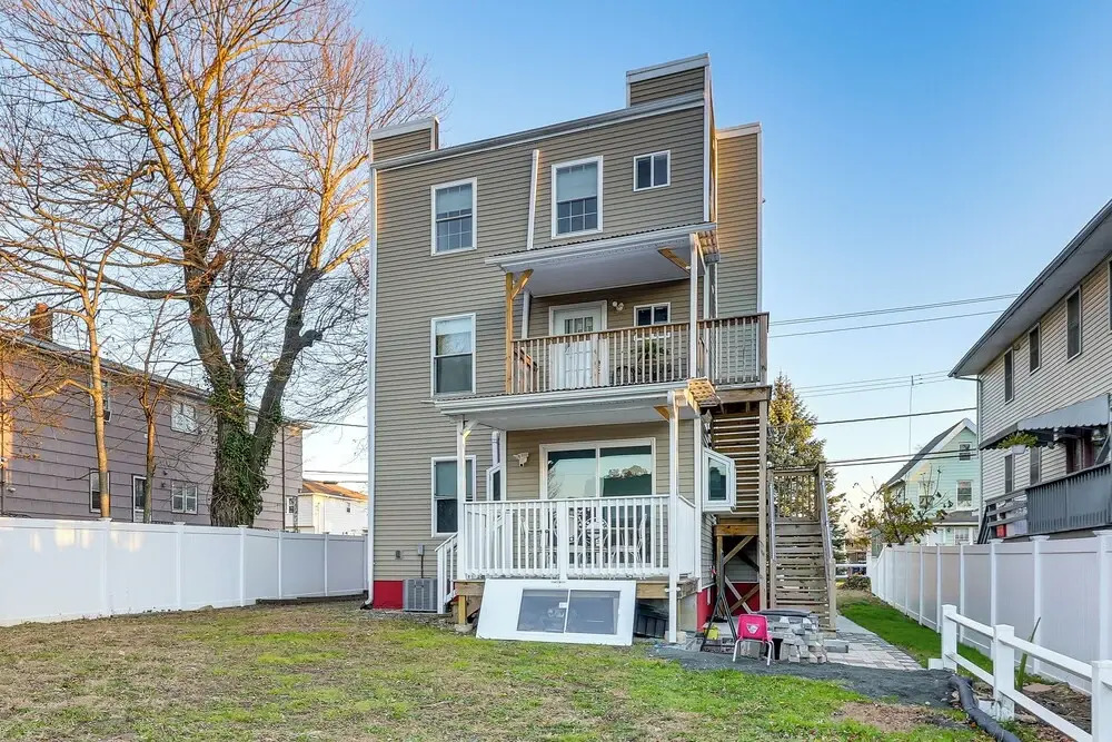 6 Mi to Dtwn New Haven: Duplex w/ Shared Yard