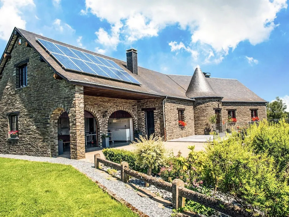 Villa in Bitvre With Garden