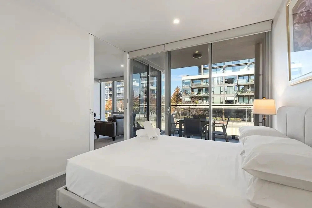 Spacious Lakefront Apartment With Pool Access