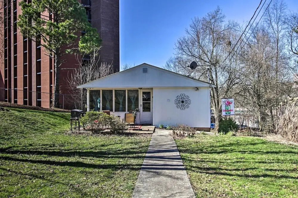 2 Mi to Downtown Knoxville: Cozy Home w/ Patio