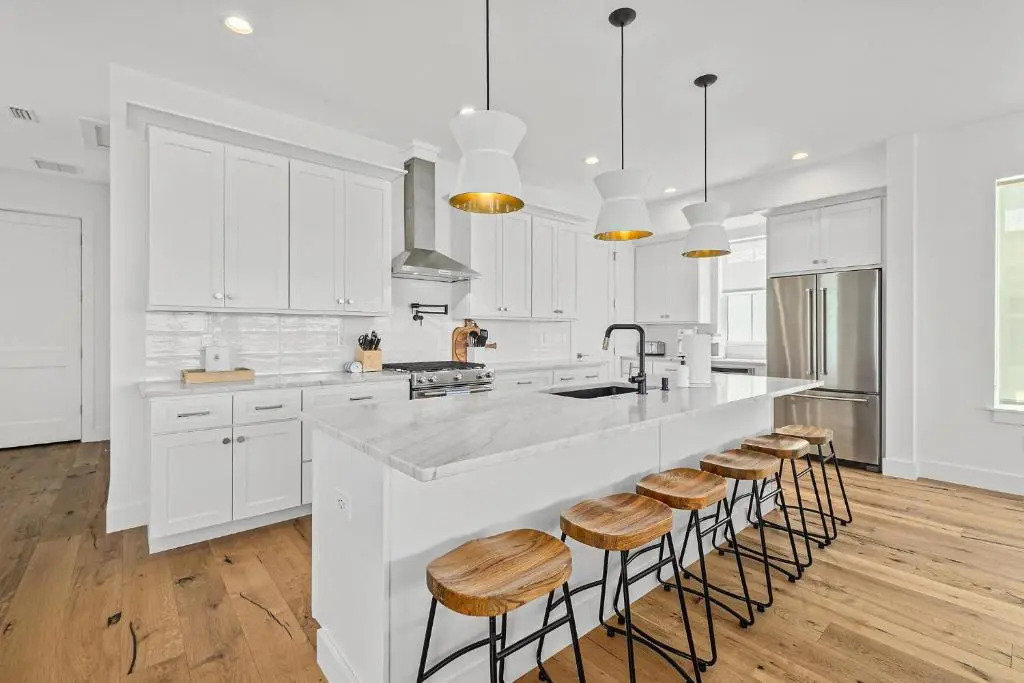 Endless Summer Oasis- Luxury 5br, heated pool, elevator, steps to ocean!