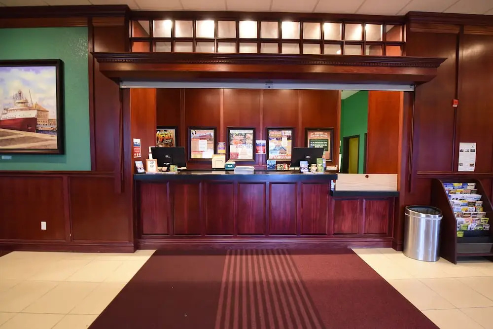 Mackinaw Beach and Bay Inn & Suites