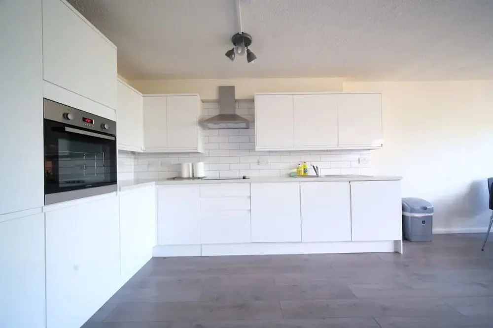 Spacious 3 Bedroom Apartment in Battersea With Terrace