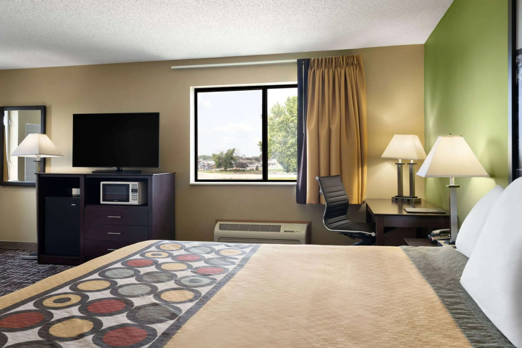 Super 8 by Wyndham Dyersville