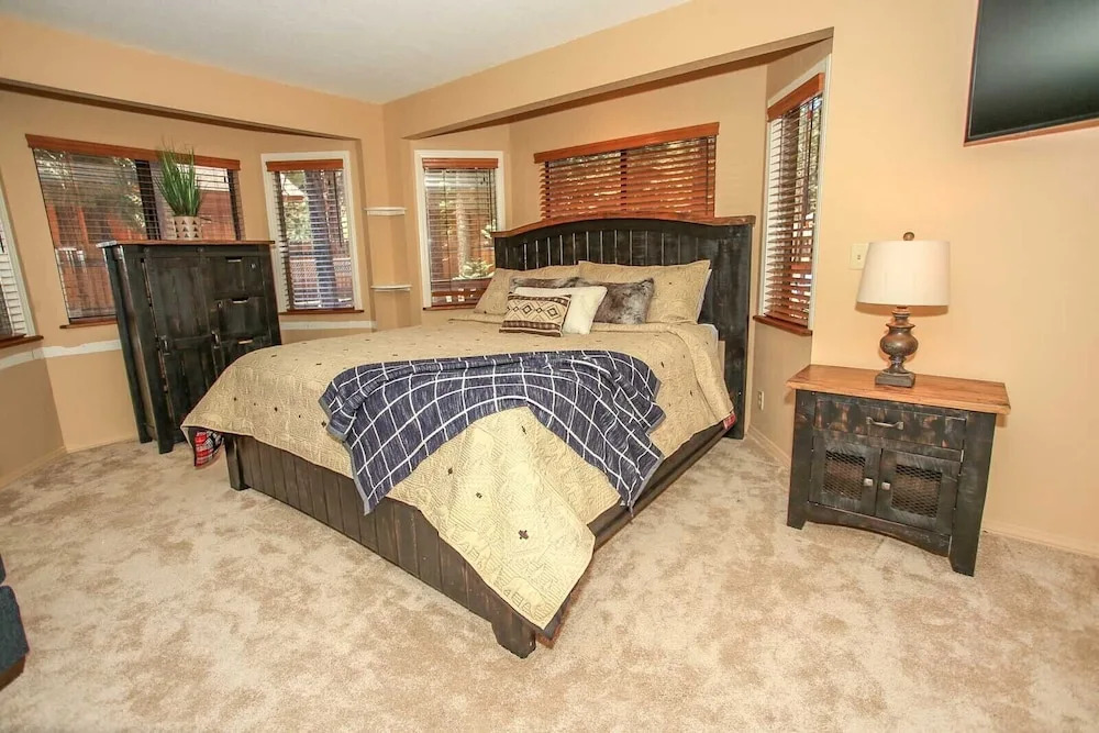 The Lodge at Snow Summit 6 Bedrooms 4.5 Bathrooms Home
