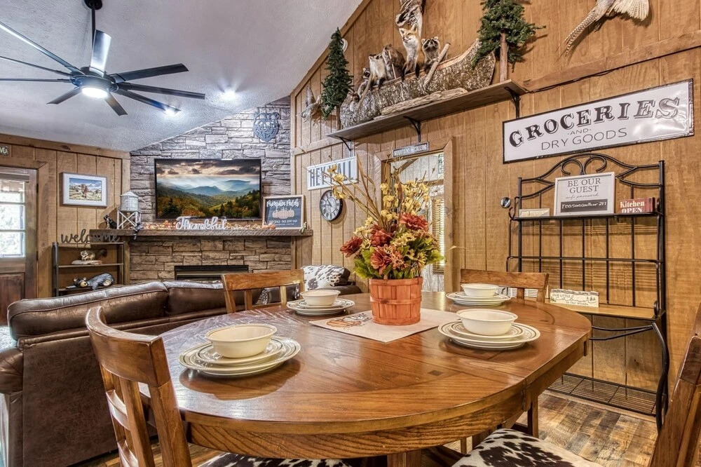 ER26 - Sasquatch Inn - Great Location! Close To Town Resort Pool! cabin