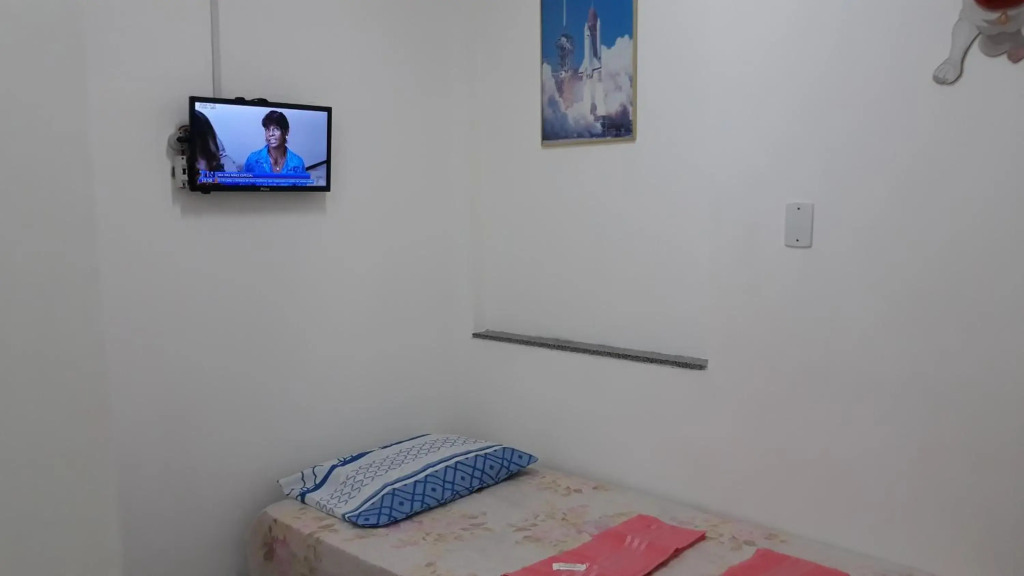 Apto 12 Kitnet pequena NOVA Térreo Ar Cond Microondas Frigobar Tv Banheiro Excelente para 1 pessoa Barato Centro Praia