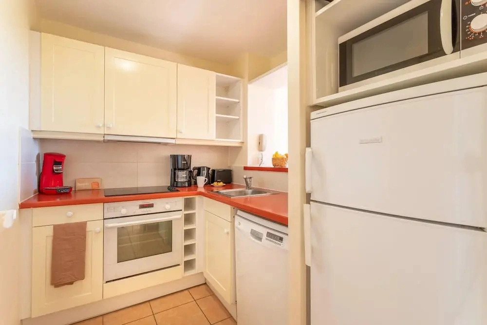 Apartment With Wave Pools Access