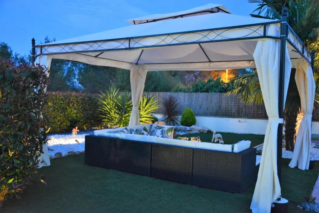 Villa Sitges La Calma 10 minutes drive Sitges 2 minutes walk Garraf Park AC