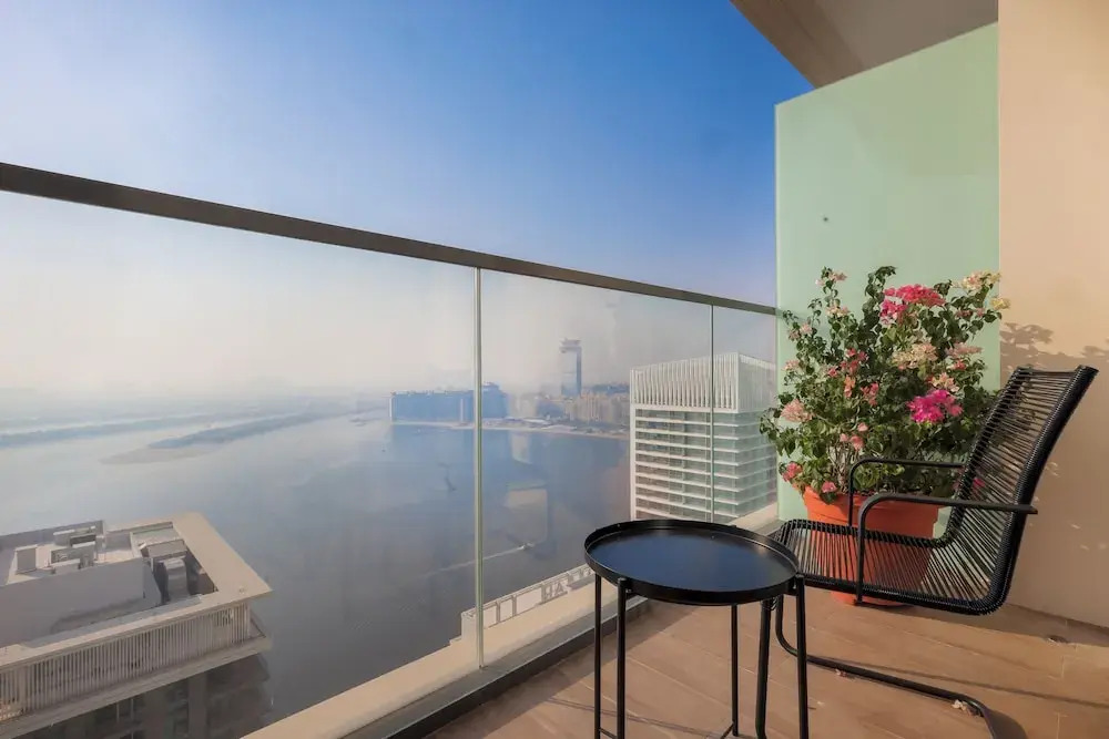 Aya - Exquisite Beachfront 1BR Living in Palm Jumeirah