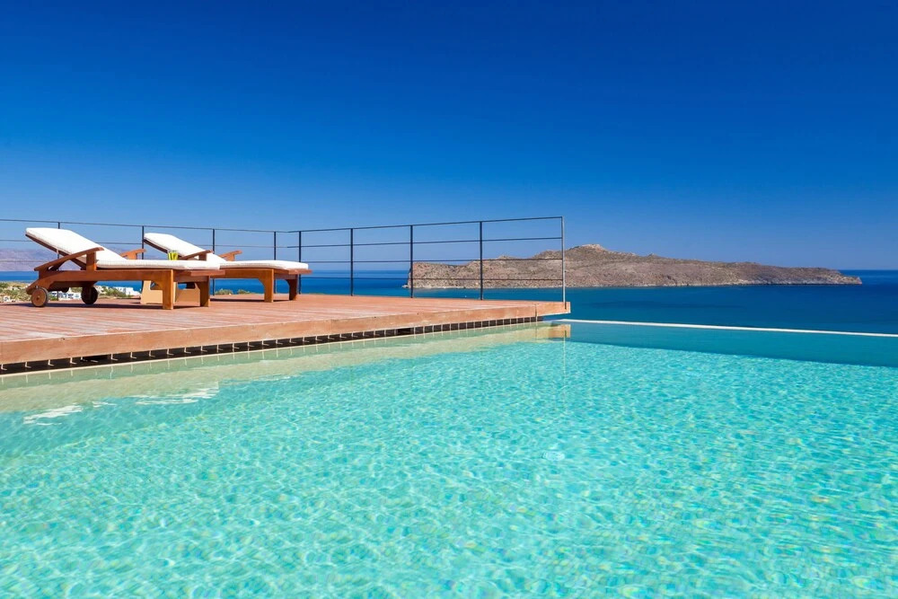 Mountainside Villa w Pool gym 500m to the Beach