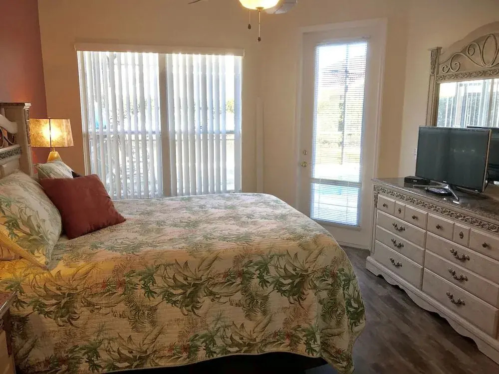 630 Sun Kissed 4 Br villa by RedAwning