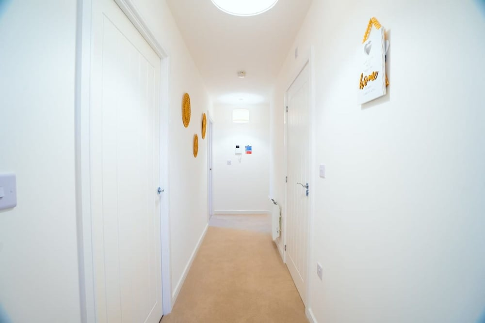 2 Bed Stylish Stay - By Holiday Homes
